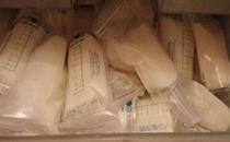 母乳解凍后有白色渣渣是怎么回事 冰凍母乳能放多久