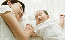 產后哺乳什么時候換邊喂奶 寶寶只吃一邊奶怎么辦