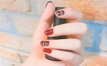 2018秋冬酒紅色美甲圖片款式合集 酒紅色指甲油顯手白嗎