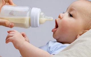 新生兒吃奶知道飽嗎 新生兒吃奶哭鬧怎么回事