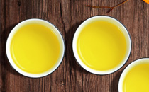 冬天臉上起白色的皮屑怎么回事 冬天臉上起皮怎么辦