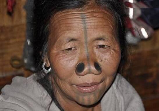 阿帕塔尼人婦女鼻子里塞木頭，殘忍習俗防止被擄