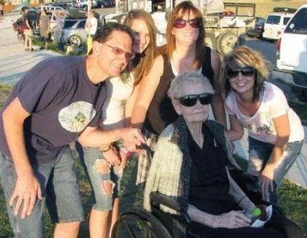 101歲老人坐滑翔翼 勇創(chuàng)吉尼斯紀(jì)錄