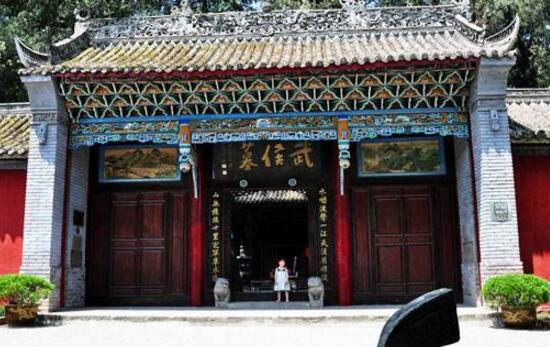 諸葛亮墓千百年無(wú)人敢盜，只因墓穴內(nèi)機(jī)關(guān)重重(進(jìn)得去出不來(lái))