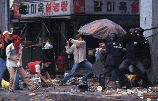韓國光州事件經(jīng)過，軍隊向平民開火(上萬人死亡)