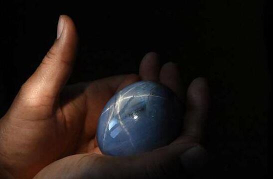 世界上最大的藍寶石，亞當之星(三億美元售出)