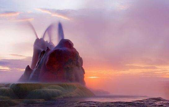 間歇泉噴發(fā)場面壯觀，著名冰島間歇泉爆發(fā)時最美