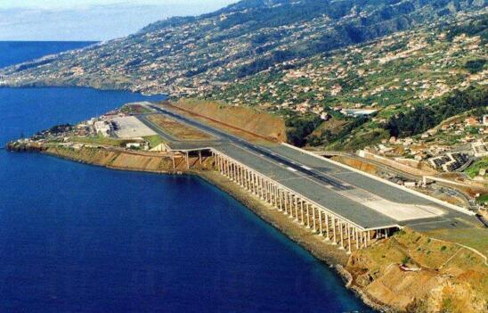 十大世界最危險機場排行榜，飛機擦過人頭頂