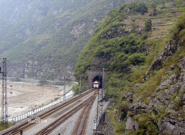 成昆鐵路一景(大渡河沿線) 世界隧道橋梁最多的鐵路-成昆鐵路