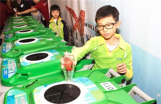 香港中文大學(xué)回收玻璃瓶 提倡綠色環(huán)?；顒? style="background-image: none; border-bottom: 0px; border-left: 0px; margin: 0px auto; padding-left: 0px; padding-right: 0px; display: block; float: none; border-top: 0px; border-right: 0px; padding-top: 0px" title="香港中文大學(xué)回收玻璃瓶 提倡綠色環(huán)保活動" border="0" src="/kepu/d/file/zhongguzhizui/chinahuman/2017-11-05/fbb31c81f0f7e0bcbd4eee481b2b7385.png" width="558" height="296" data-W6Nx="K0a2qn"> <p data-HCSw="L5SOic"><img alt=