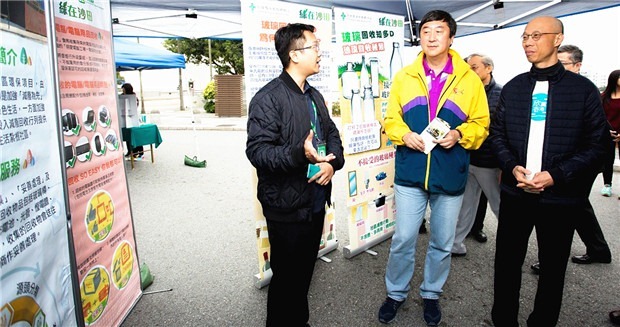 香港中文大學(xué)回收玻璃瓶 提倡綠色環(huán)?；顒? style="background-image: none; border-bottom: 0px; border-left: 0px; margin: 0px auto; padding-left: 0px; padding-right: 0px; display: block; float: none; border-top: 0px; border-right: 0px; padding-top: 0px" title="香港中文大學(xué)回收玻璃瓶 提倡綠色環(huán)?；顒? border="0" src="/kepu/d/file/zhongguzhizui/chinahuman/2017-11-05/e0c167a6b9538eed5fa2d320c8c6e710.jpg" width="620" height="327" data-zXIs="KvlPrp"> <p data-NEa3="RwwTuS"><img alt=