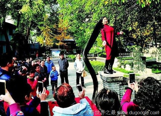 太原60歲大媽蓄發(fā)3.38米想申請世界最長頭發(fā)吉尼斯之最