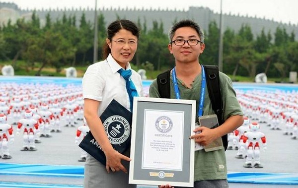 青島千臺(tái)智能機(jī)器人共舞創(chuàng)紀(jì)錄