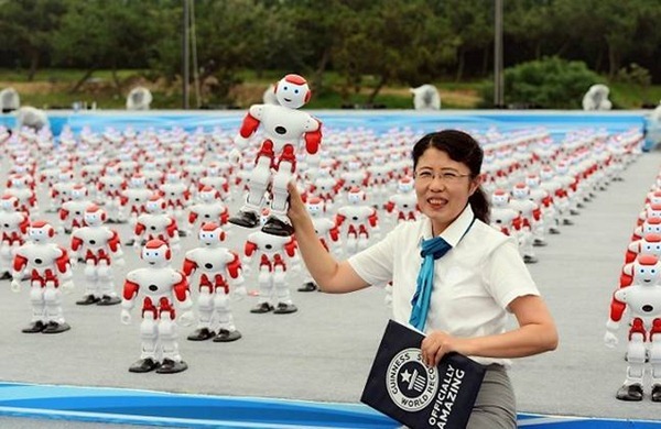 青島千臺(tái)智能機(jī)器人共舞創(chuàng)紀(jì)錄